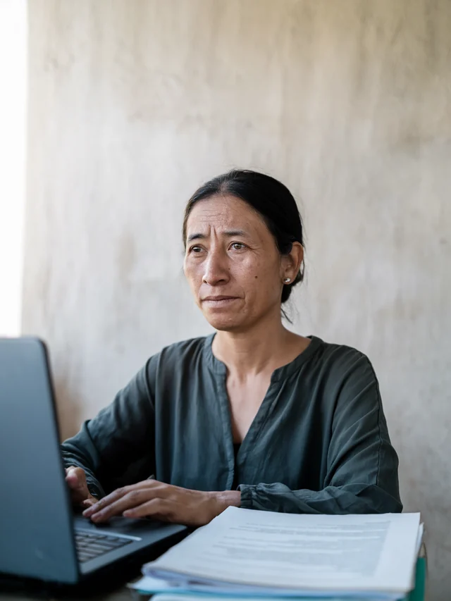 Milagros Palomino, editora de JackpotCasinoGuide, en su escritorio en Lima